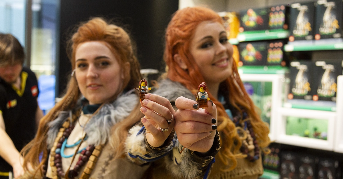 Raven Star Cosplay (R) and Faenwee (L) holding the mini-Aloys